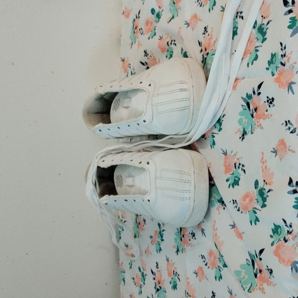 Kwiss size 4. White on white